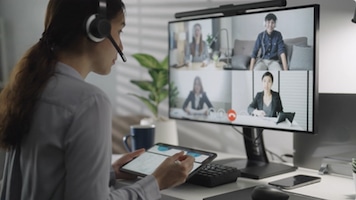 Im Bild ist eine Videocall-Situation zu sehen. Es sagt aus: SAP S/4HANA Cloud Public Edition von DATA UNIT eignet sich perfekt für Firmen mit Headquarter in der Schweiz und Tochterunternehmen in anderen Ländern.